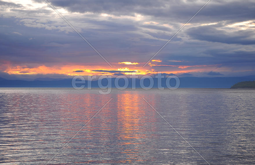 Красочный закат на фоне водной глади