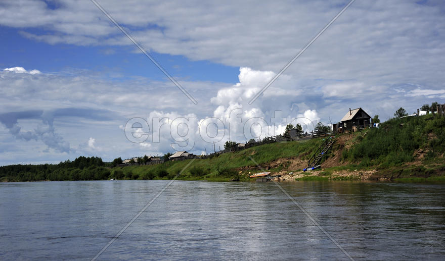 Поселок на крутом берегу реки