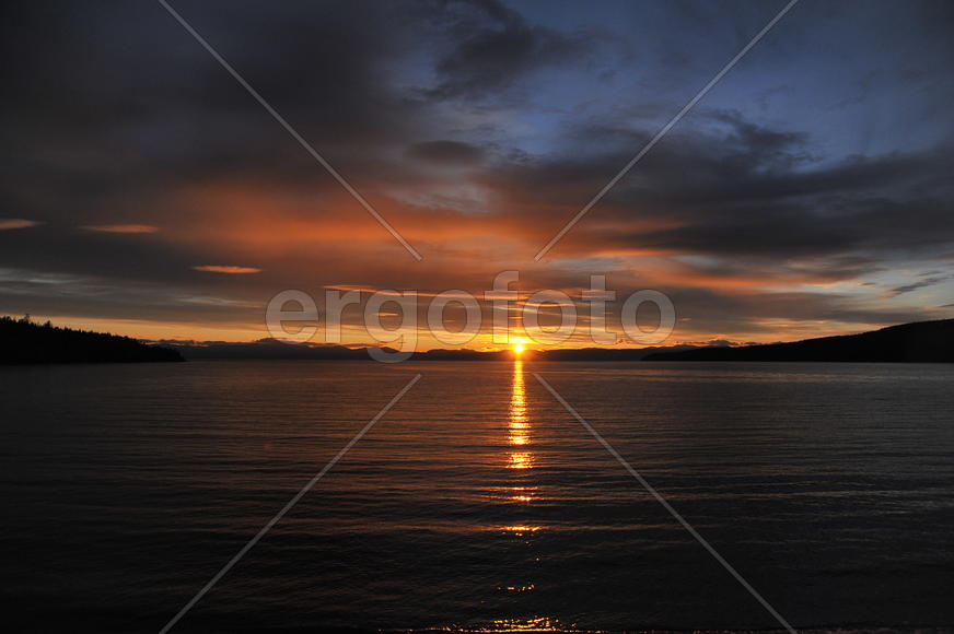 Солнце вот-вот скроется за горизонт