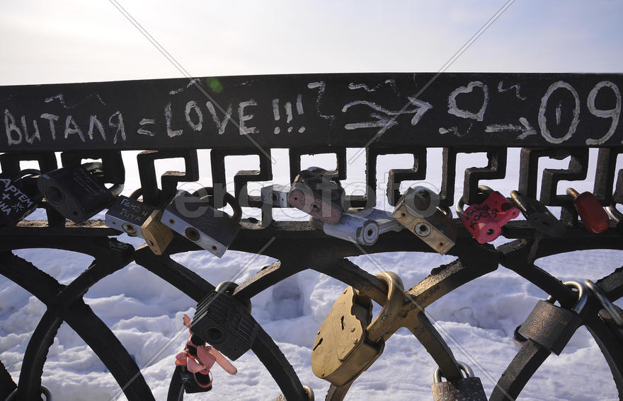 Ограда набережной и замки верности