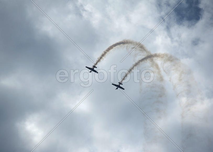 Самолеты выполняют фигуры высшего пилотажа