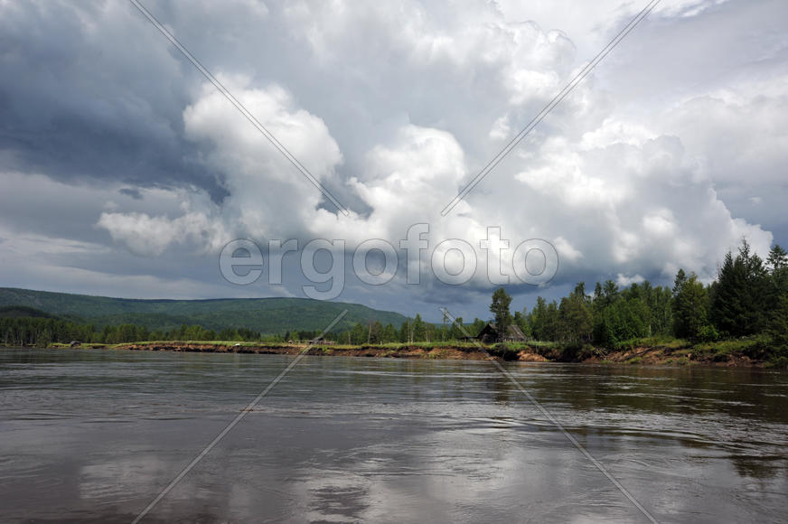 Река Витим. Пейзаж перед грозой