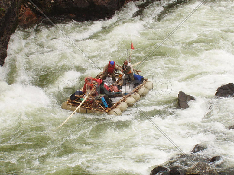 Плот проходит порог