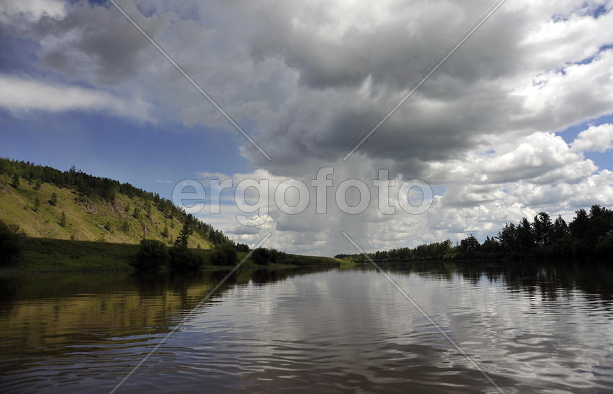 Там,впереди,поливает дождь