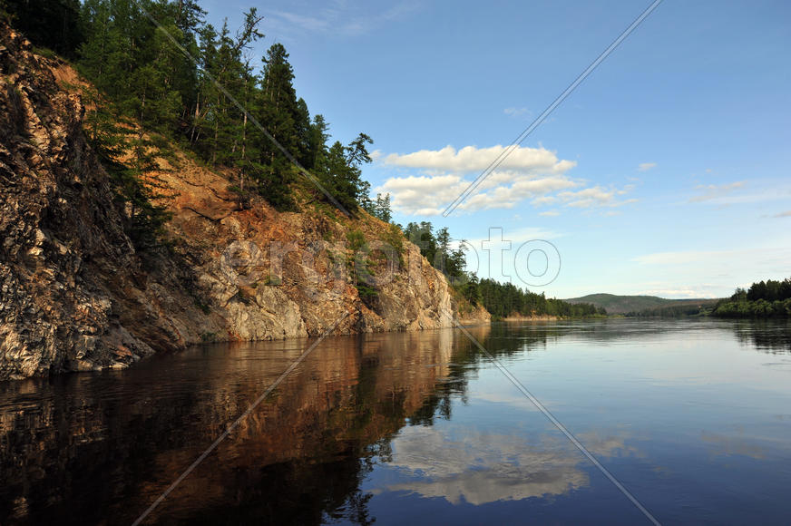 Река в скалистых берегах