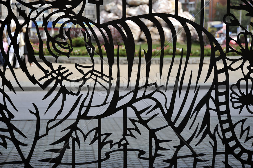 кованный тигр на воротах зоопарка