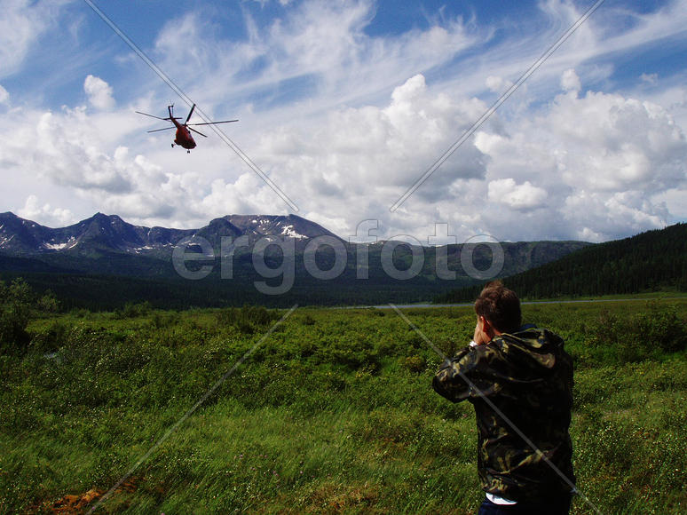 Вертолет возращается на базу