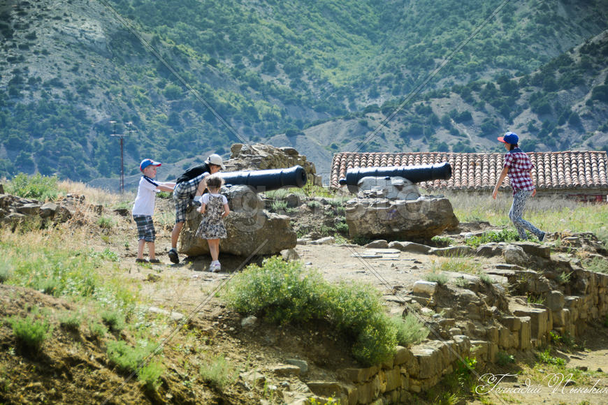 Крым, Генуэзская крепость. Дети играют с пушками 