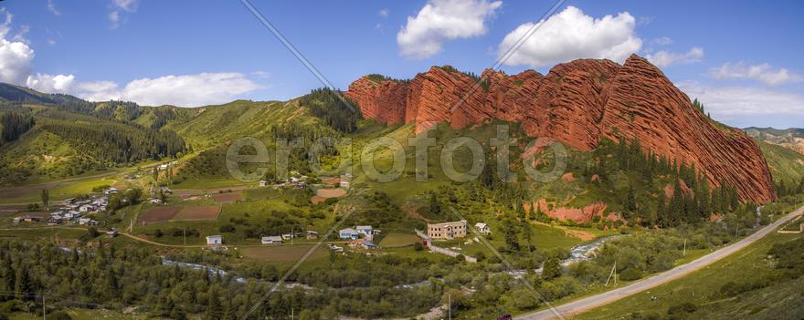 Горный пейзаж ущелья "Джеты-Огуз" днём