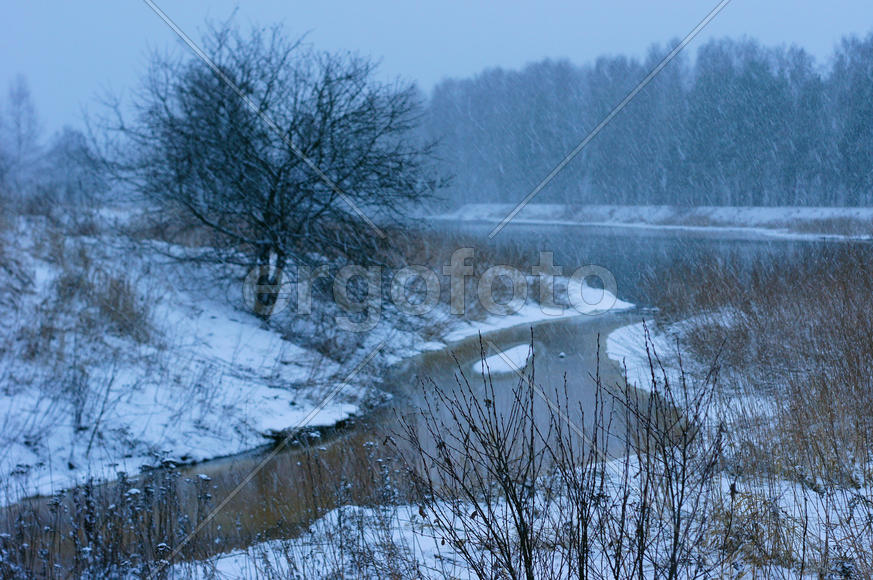 Метель над рекой зимой