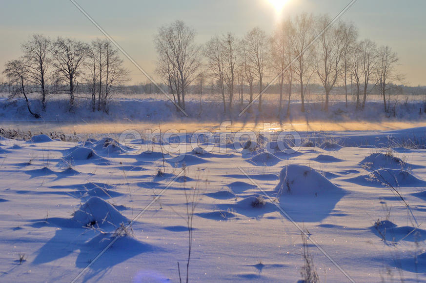 Морозный день у речного берега