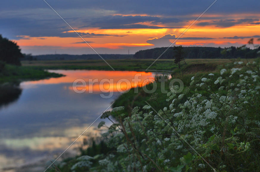 Закат у реки в июле 