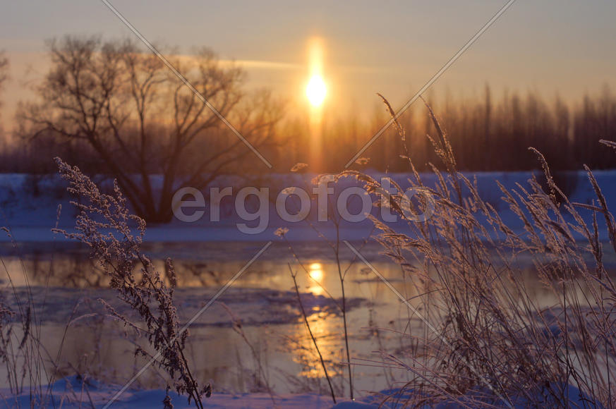 Зимний закат у реки 