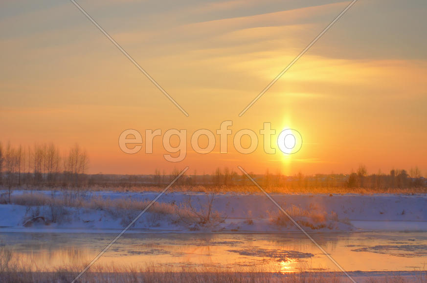 Закат у реки зимой