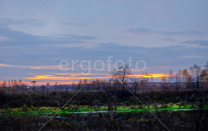 На закате у реки