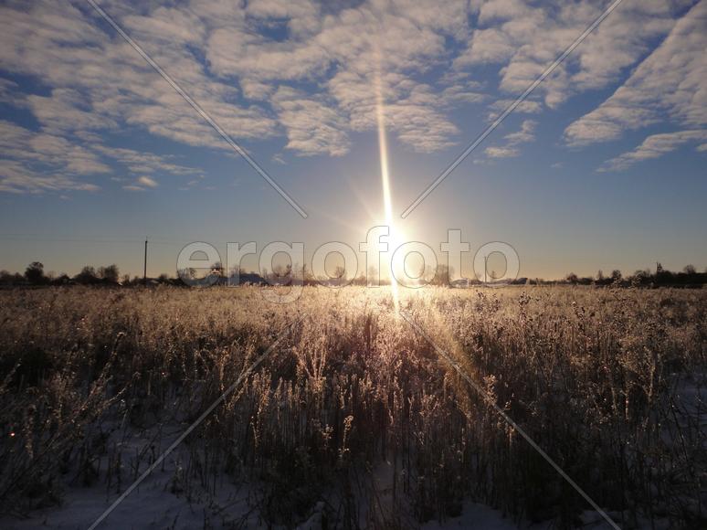 Рассвет над заснеженным полем 