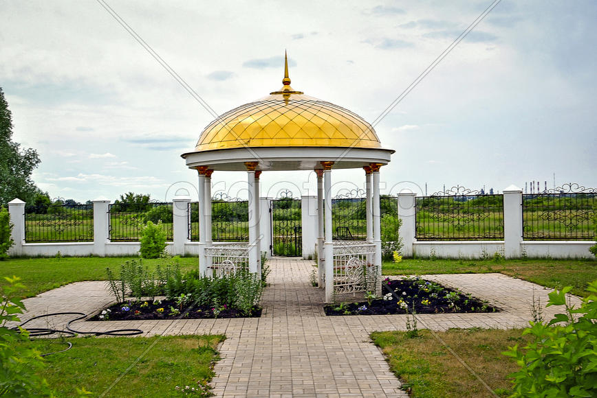 Беседка с позолоченным куполом 