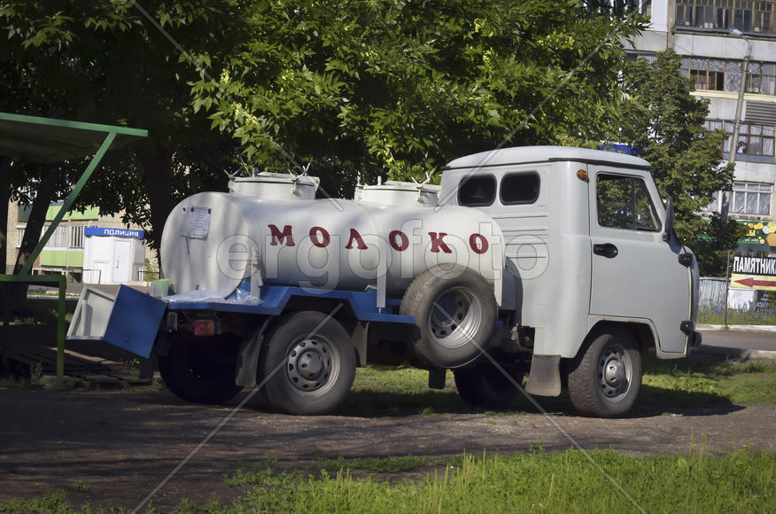 Молоковоз на улице города 