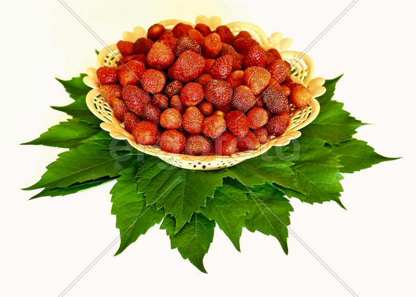 Клубника в вазочке на листве