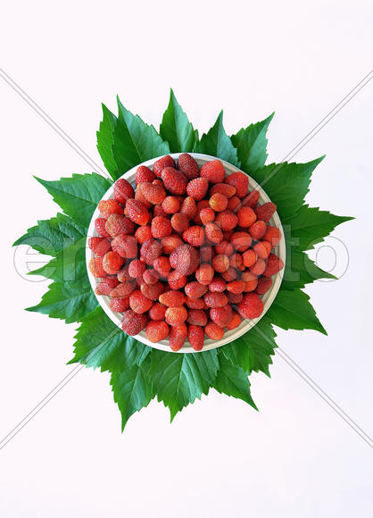 Клубника в белой тарелочке