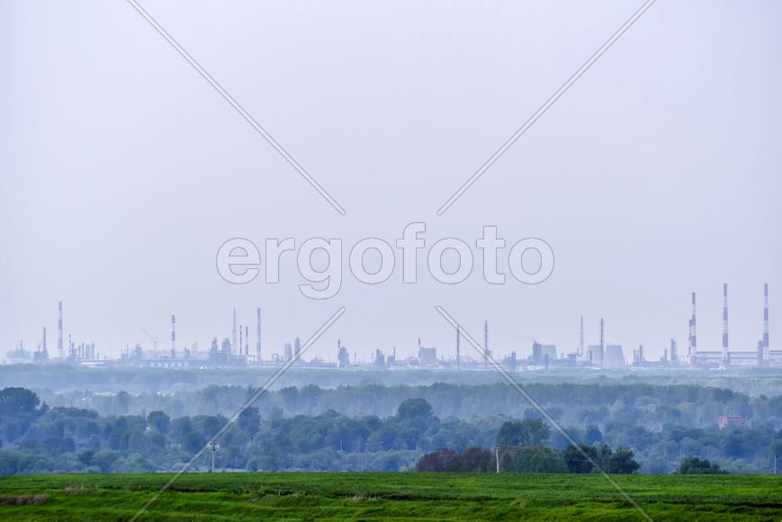 Нефтехимкомбинат накрытый смогом