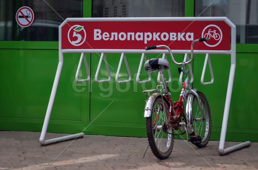 Велопарковка у входной двери в продуктовый магазин