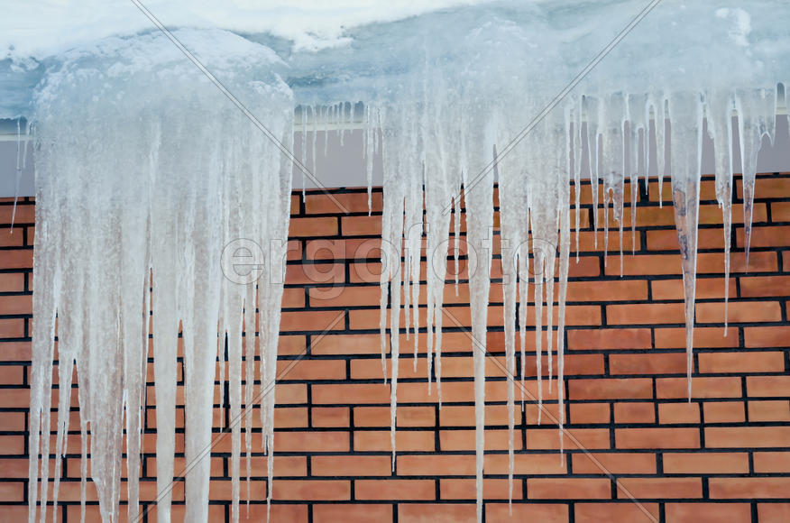 Сосульки на карнизе крыши частного дома