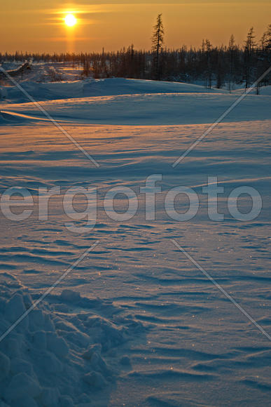 Закат над заснеженным полем 