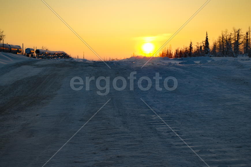 Закат над заснеженной дорогой 