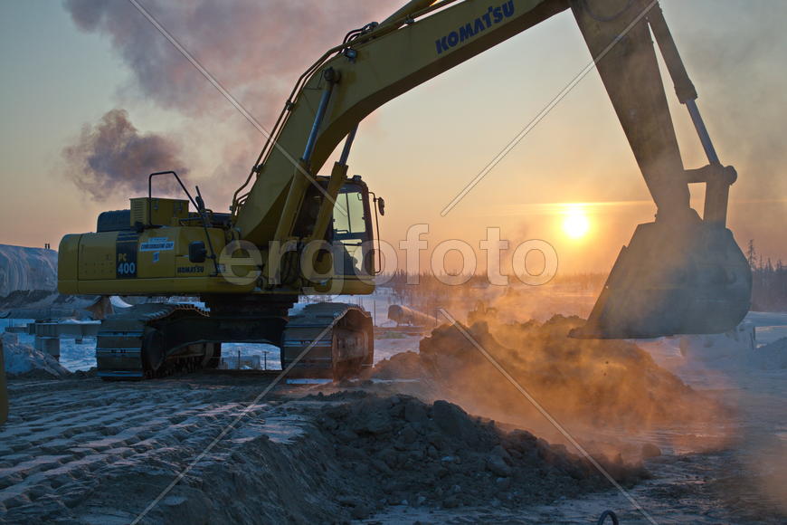 Работа экскаватора зимой 