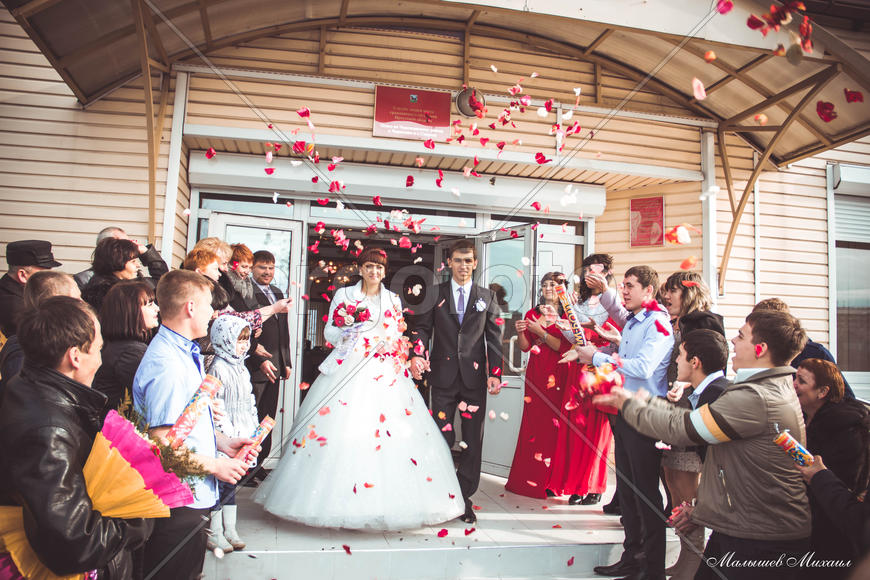 Лепестки роз:)