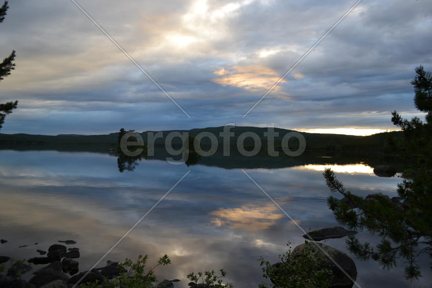Отражение голубых облаков в озере 