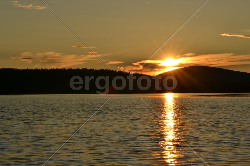 Отражение заката на воде 