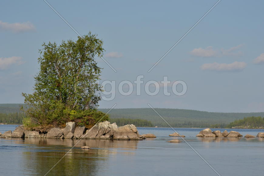 Островок суши на озере, с растительностью 