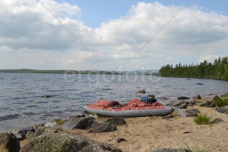 Надувная лодка на побережье реки 