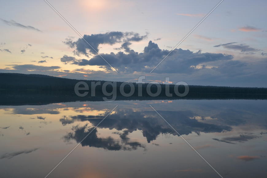 Отражение голубых облаков в озере 