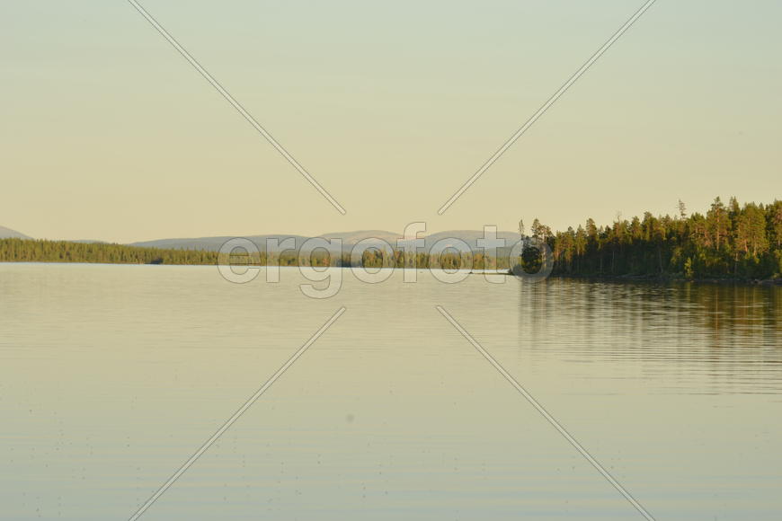Пейзаж озера в теплых тонах 