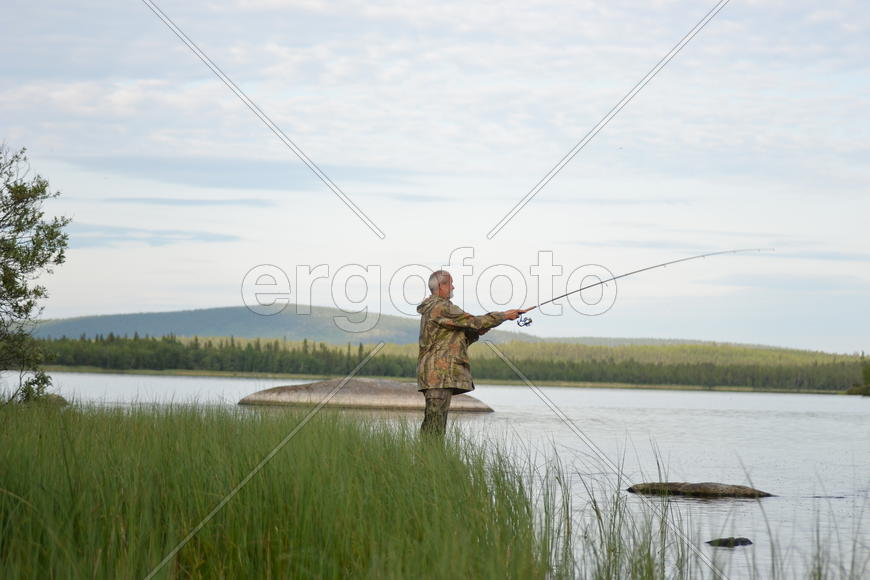 Рыбак на побережье 