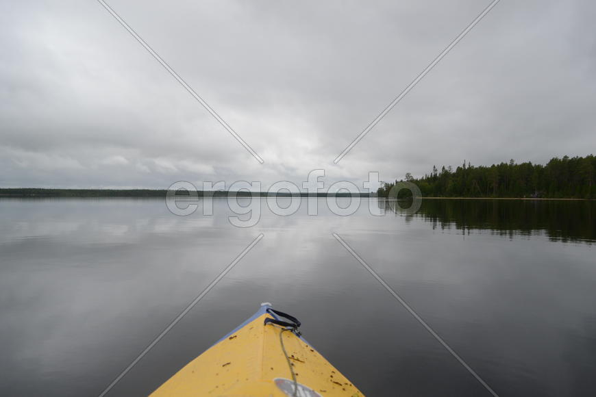 Нос плывущей по озеру лодки