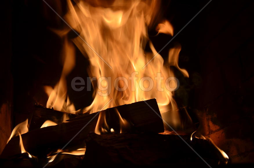 Пламя огня в костре 