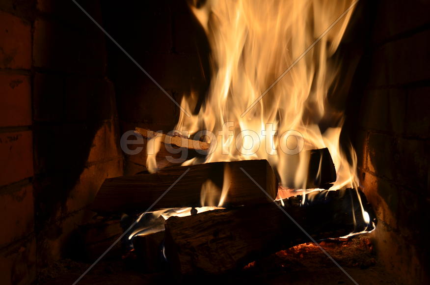 Пламя огня в костре 