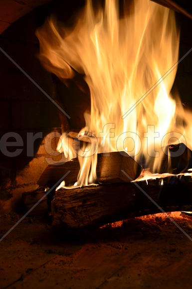 Пламя огня в костре 