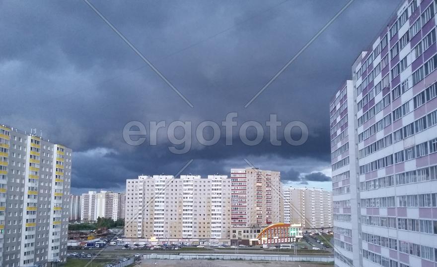 Облака помогают небу хмурится