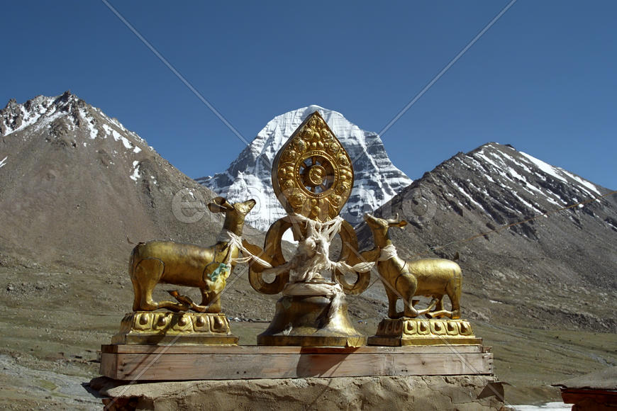 Дхармачакра у Северной стены Кайлаша.