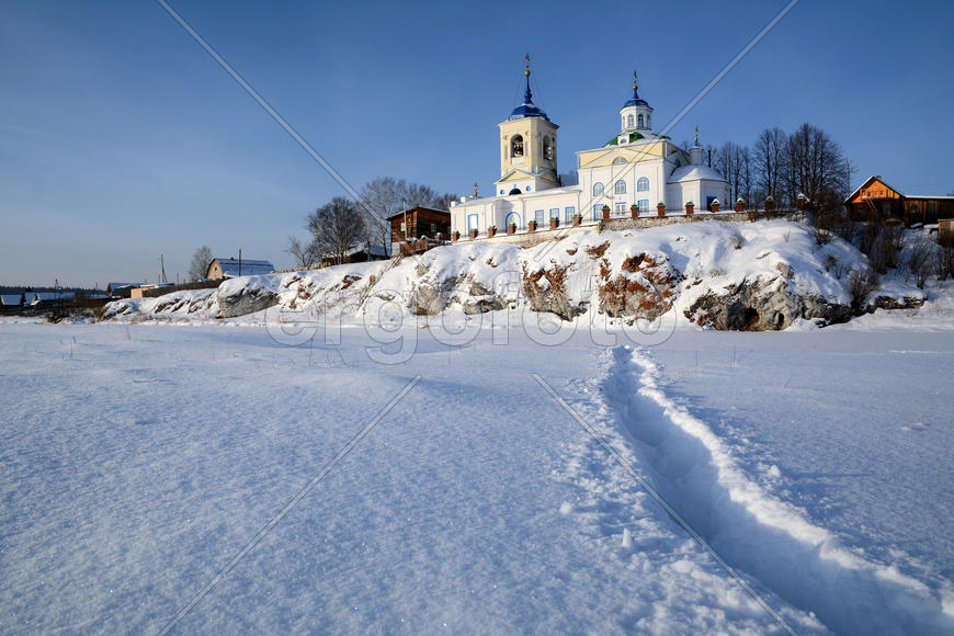 Зимний вид на церковь Георгия Победоносца в Слободе.