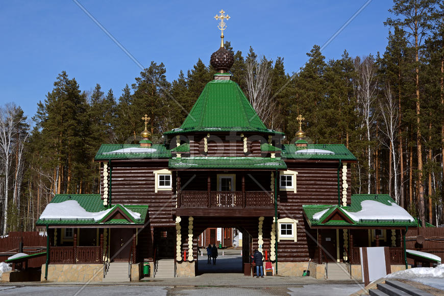 Надвратный храм в честь иконы Божьей Матери Иверская.