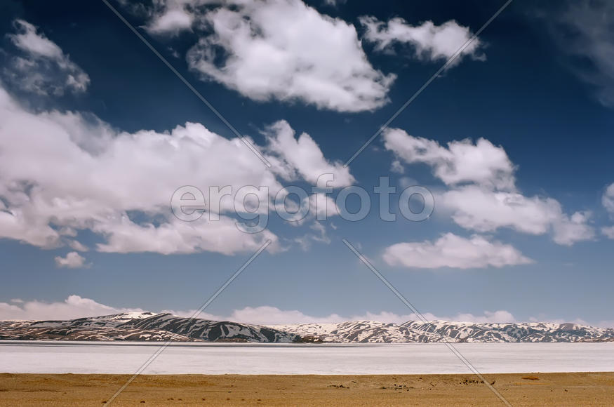 Вид на гору Гурла Мандата от замерзшего озера Рыкшас Тал.