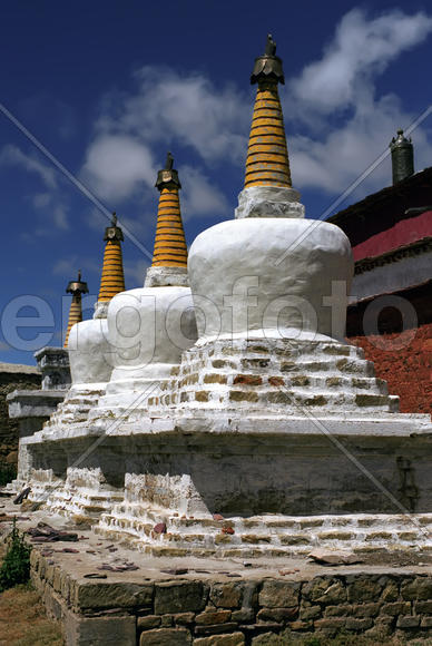 Ступы у монастыря Жидун.