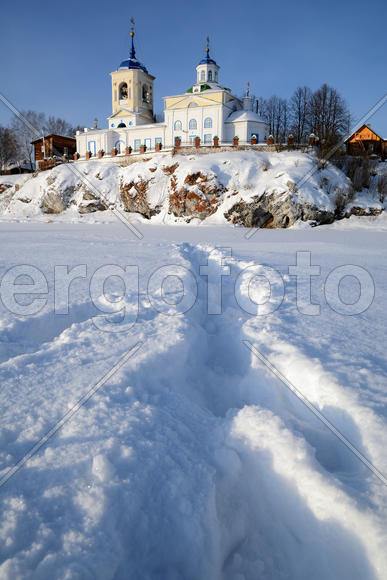 Зимний вид на церковь Георгия Победоносца в Слободе.