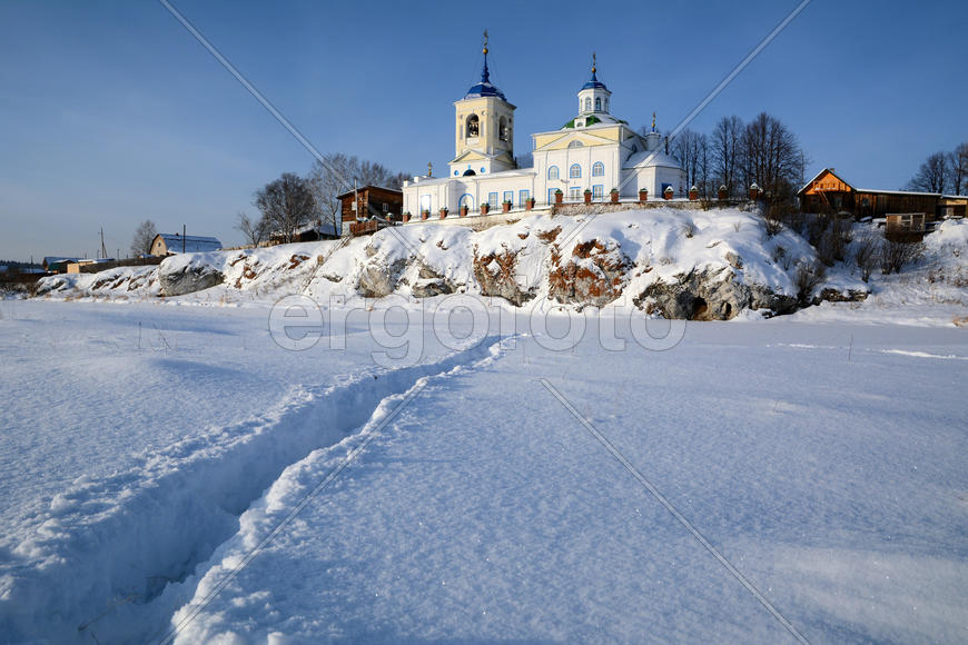 Зимний вид на церковь Георгия Победоносца в Слободе.